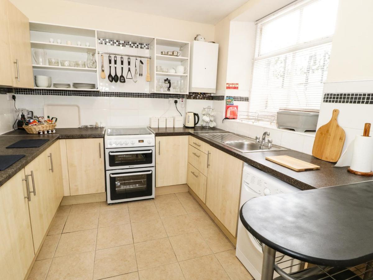 Llys Madoc, Basement Apartment Penmaen-mawr Екстериор снимка