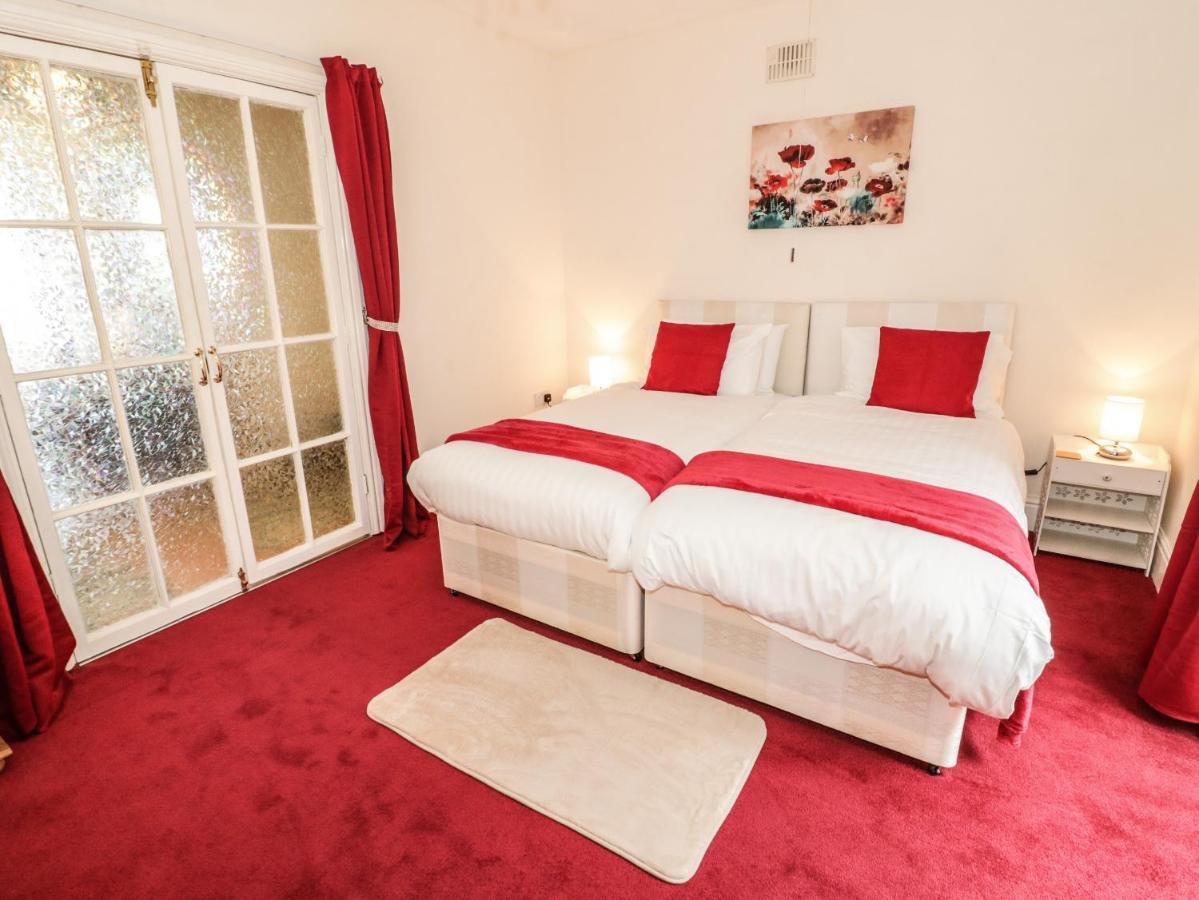 Llys Madoc, Basement Apartment Penmaen-mawr Екстериор снимка