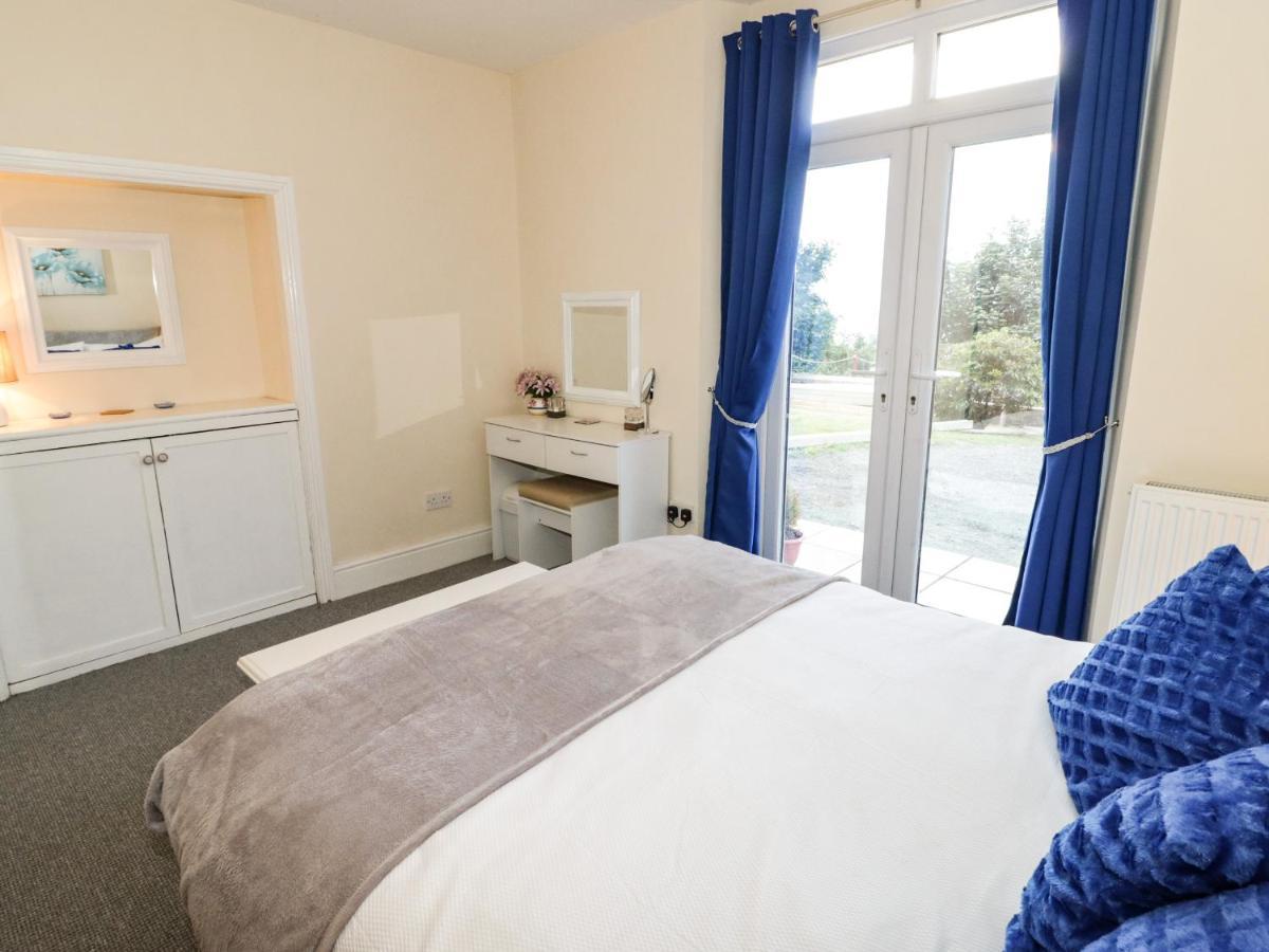 Llys Madoc, Basement Apartment Penmaen-mawr Екстериор снимка