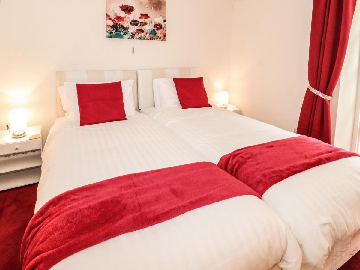 Llys Madoc, Basement Apartment Penmaen-mawr Екстериор снимка